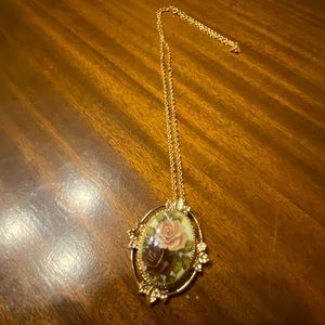 Vintage Sarah Coventry Porcelain Pendant EUC 😊😊